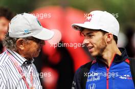 (L to R): Jo Ramirez (MEX) with Pierre Gasly (FRA) Scuderia Toro Rosso. 12.05.2018. Formula 1 World Championship, Rd 5, Spanish Grand Prix, Barcelona, Spain, Qualifying Day.