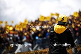 Carlos Sainz Jr (ESP) Renault Sport F1 Team with his fans in the grandstand. 13.05.2018. Formula 1 World Championship, Rd 5, Spanish Grand Prix, Barcelona, Spain, Race Day.