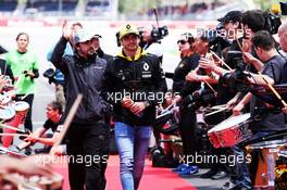 (L to R): Fernando Alonso (ESP) McLaren and Carlos Sainz Jr (ESP) Renault Sport F1 Team on the drivers parade. 13.05.2018. Formula 1 World Championship, Rd 5, Spanish Grand Prix, Barcelona, Spain, Race Day.