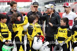 Fernando Alonso (ESP) McLaren with karting kids. 10.05.2018. Formula 1 World Championship, Rd 5, Spanish Grand Prix, Barcelona, Spain, Preparation Day.