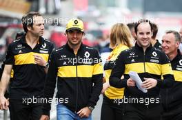 Carlos Sainz Jr (ESP) Renault Sport F1 Team walks the circuit with the team. 10.05.2018. Formula 1 World Championship, Rd 5, Spanish Grand Prix, Barcelona, Spain, Preparation Day.