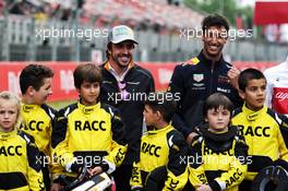 (L to R): Fernando Alonso (ESP) McLaren and Daniel Ricciardo (AUS) Red Bull Racing with karting kids. 10.05.2018. Formula 1 World Championship, Rd 5, Spanish Grand Prix, Barcelona, Spain, Preparation Day.