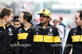 Carlos Sainz Jr (ESP) Renault Sport F1 Team walks the circuit with the team. 10.05.2018. Formula 1 World Championship, Rd 5, Spanish Grand Prix, Barcelona, Spain, Preparation Day.