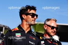 (L to R): Daniel Ricciardo (AUS) Red Bull Racing with Jonathan Wheatley (GBR) Red Bull Racing Team Manager. 22.06.2018. Formula 1 World Championship, Rd 8, French Grand Prix, Paul Ricard, France, Practice Day.