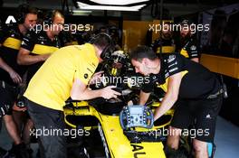 Nico Hulkenberg (GER) Renault Sport F1 Team RS18 with Alan Permane (GBR) Renault Sport F1 Team Trackside Operations Director. 22.06.2018. Formula 1 World Championship, Rd 8, French Grand Prix, Paul Ricard, France, Practice Day.