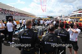 Renault Mechanics on the grid. 24.06.2018. Formula 1 World Championship, Rd 8, French Grand Prix, Paul Ricard, France, Race Day.