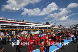Ferrari mechanics on the grid. 24.06.2018. Formula 1 World Championship, Rd 8, French Grand Prix, Paul Ricard, France, Race Day.