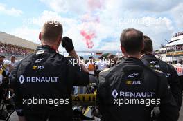 Renault Mechanics on the grid. 24.06.2018. Formula 1 World Championship, Rd 8, French Grand Prix, Paul Ricard, France, Race Day.