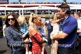 Slavica Ecclestone (CRO) on the grid with Petra Ecclestone (GBR), Sam Palmer, and children, on the grid. 24.06.2018. Formula 1 World Championship, Rd 8, French Grand Prix, Paul Ricard, France, Race Day.