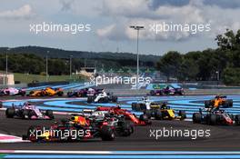 Daniel Ricciardo (AUS) Red Bull Racing RB14 at the start of the race. 24.06.2018. Formula 1 World Championship, Rd 8, French Grand Prix, Paul Ricard, France, Race Day.