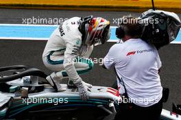 Lewis Hamilton (GBR) Mercedes AMG F1 W09 celebrates his pole position in qualifying parc ferme. 23.06.2018. Formula 1 World Championship, Rd 8, French Grand Prix, Paul Ricard, France, Qualifying Day.
