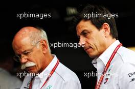 (L to R): Dr. Dieter Zetsche (GER) Daimler AG CEO with Toto Wolff (GER) Mercedes AMG F1 Shareholder and Executive Director. 23.06.2018. Formula 1 World Championship, Rd 8, French Grand Prix, Paul Ricard, France, Qualifying Day.