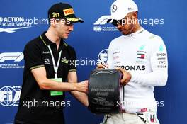 Lewis Hamilton (GBR) Mercedes AMG F1 receives the Pirelli Pole Position award from Simon Yates (GBR) Cyclist. 23.06.2018. Formula 1 World Championship, Rd 8, French Grand Prix, Paul Ricard, France, Qualifying Day.