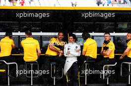 Cyril Abiteboul (FRA) Renault Sport F1 Managing Director with Carlos Sainz Jr (ESP) Renault Sport F1 Team on the pit gantry. 23.06.2018. Formula 1 World Championship, Rd 8, French Grand Prix, Paul Ricard, France, Qualifying Day.