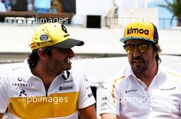 (L to R): Carlos Sainz Jr (ESP) Renault Sport F1 Team and Fernando Alonso (ESP) McLaren on the drivers parade. 24.06.2018. Formula 1 World Championship, Rd 8, French Grand Prix, Paul Ricard, France, Race Day.