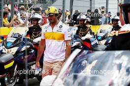 Carlos Sainz Jr (ESP) Renault Sport F1 Team on the drivers parade. 24.06.2018. Formula 1 World Championship, Rd 8, French Grand Prix, Paul Ricard, France, Race Day.