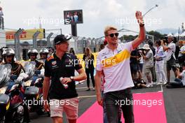 (L to R): Max Verstappen (NLD) Red Bull Racing with Nico Hulkenberg (GER) Renault Sport F1 Team on the drivers parade. 24.06.2018. Formula 1 World Championship, Rd 8, French Grand Prix, Paul Ricard, France, Race Day.