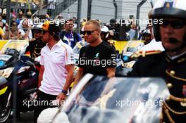 (L to R): Fernando Alonso (ESP) McLaren and Valtteri Bottas (FIN) Mercedes AMG F1 on the drivers parade. 24.06.2018. Formula 1 World Championship, Rd 8, French Grand Prix, Paul Ricard, France, Race Day.