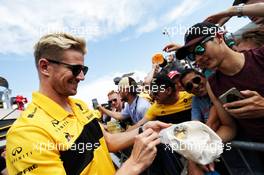 Nico Hulkenberg (GER) Renault Sport F1 Team signs autographs for the fans. 21.06.2018. Formula 1 World Championship, Rd 8, French Grand Prix, Paul Ricard, France, Preparation Day.