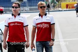 Marcus Ericsson (SWE) Sauber F1 Team walks the circuit with the team. 21.06.2018. Formula 1 World Championship, Rd 8, French Grand Prix, Paul Ricard, France, Preparation Day.