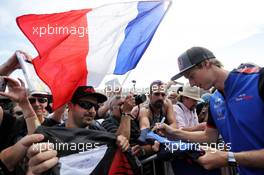 Brendon Hartley (NZL) Scuderia Toro Rosso signs autographs for the fans. 21.06.2018. Formula 1 World Championship, Rd 8, French Grand Prix, Paul Ricard, France, Preparation Day.