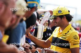 Carlos Sainz Jr (ESP) Renault Sport F1 Team signs autographs for the fans. 21.06.2018. Formula 1 World Championship, Rd 8, French Grand Prix, Paul Ricard, France, Preparation Day.