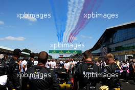 The Renault mechanics watching the Red Arrows. 08.07.2018. Formula 1 World Championship, Rd 10, British Grand Prix, Silverstone, England, Race Day.