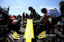 Nico Hulkenberg (GER) Renault Sport F1 Team RS18 on the grid. 08.07.2018. Formula 1 World Championship, Rd 10, British Grand Prix, Silverstone, England, Race Day.