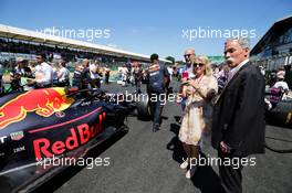 Chase Carey (USA) Formula One Group Chairman and his wife on the grid. 08.07.2018. Formula 1 World Championship, Rd 10, British Grand Prix, Silverstone, England, Race Day.