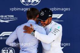 Lewis Hamilton (GBR) Mercedes AMG F1 receives the Pirelli Pole Position award from Billy Monger (GBR) Racing Driver. 07.07.2018. Formula 1 World Championship, Rd 10, British Grand Prix, Silverstone, England, Qualifying Day.
