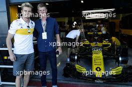 (L to R): Nico Hulkenberg (GER) Renault Sport F1 Team with Kyle Edmund (GBR) Tennis Player. 08.07.2018. Formula 1 World Championship, Rd 10, British Grand Prix, Silverstone, England, Race Day.