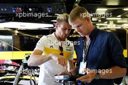 (L to R): Nico Hulkenberg (GER) Renault Sport F1 Team with Kyle Edmund (GBR) Tennis Player. 08.07.2018. Formula 1 World Championship, Rd 10, British Grand Prix, Silverstone, England, Race Day.