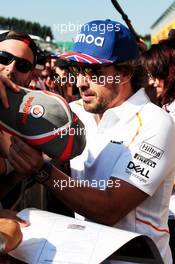 Fernando Alonso (ESP) McLaren signs autographs for the fans. 05.07.2018. Formula 1 World Championship, Rd 10, British Grand Prix, Silverstone, England, Preparation Day.