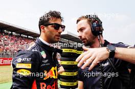 Daniel Ricciardo (AUS) Red Bull Racing with Simon Rennie (GBR) Red Bull Racing Race Engineer on the grid. 22.07.2018. Formula 1 World Championship, Rd 11, German Grand Prix, Hockenheim, Germany, Race Day.