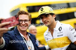 Carlos Sainz Jr (ESP) Renault Sport F1 Team with a fan. 22.07.2018. Formula 1 World Championship, Rd 11, German Grand Prix, Hockenheim, Germany, Race Day.