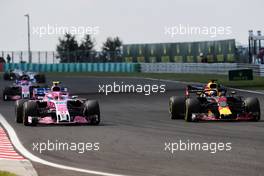 Esteban Ocon (FRA) Sahara Force India F1 VJM11 and Daniel Ricciardo (AUS) Red Bull Racing RB14 battle for position. 29.07.2018. Formula 1 World Championship, Rd 12, Hungarian Grand Prix, Budapest, Hungary, Race Day.