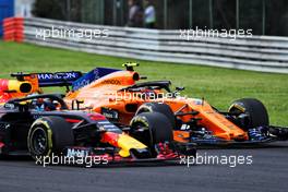 Daniel Ricciardo (AUS) Red Bull Racing RB14 and Stoffel Vandoorne (BEL) McLaren MCL33 battle for position. 29.07.2018. Formula 1 World Championship, Rd 12, Hungarian Grand Prix, Budapest, Hungary, Race Day.