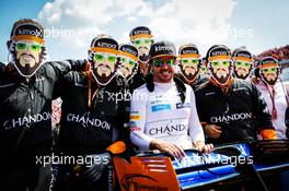 Fernando Alonso (ESP) McLaren with lookalike mechanics on the grid. 29.07.2018. Formula 1 World Championship, Rd 12, Hungarian Grand Prix, Budapest, Hungary, Race Day.
