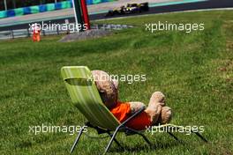 Carlos Sainz Jr (ESP) Renault Sport F1 Team RS18 watched by a teddy bear on a deck chair. 28.07.2018. Formula 1 World Championship, Rd 12, Hungarian Grand Prix, Budapest, Hungary, Qualifying Day.