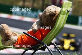 Nico Hulkenberg (GER) Renault Sport F1 Team RS18 watched by a teddy bear on a deck chair. 28.07.2018. Formula 1 World Championship, Rd 12, Hungarian Grand Prix, Budapest, Hungary, Qualifying Day.