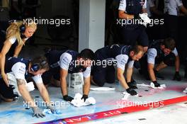 Williams mechanics clear up flow-vis paint in the garage. 31.07.2018. Formula 1 Testing, Budapest, Hungary.