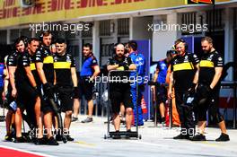 Renault Sport F1 Team mechanics. 31.07.2018. Formula 1 Testing, Budapest, Hungary.