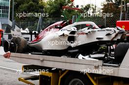 The Sauber C37 of Marcus Ericsson (SWE) Sauber F1 Team is recovered back to the pits on the back of a truck after he crashed in the second practice session. 31.08.2018. Formula 1 World Championship, Rd 14, Italian Grand Prix, Monza, Italy, Practice Day.