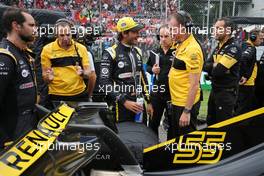 Carlos Sainz Jr (ESP) Renault F1 Team and Alan Permane (GBR) Renault Sport F1 Team Trackside Operations Director  02.09.2018. Formula 1 World Championship, Rd 14, Italian Grand Prix, Monza, Italy, Race Day.
