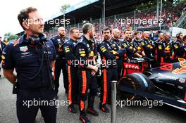 Christian Horner (GBR) Red Bull Racing Team Principal with the team on the grid. 02.09.2018. Formula 1 World Championship, Rd 14, Italian Grand Prix, Monza, Italy, Race Day.