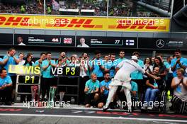 Race winner Lewis Hamilton (GBR) Mercedes AMG F1 celebrates with the team. 02.09.2018. Formula 1 World Championship, Rd 14, Italian Grand Prix, Monza, Italy, Race Day.