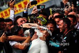 Race winner Lewis Hamilton (GBR) Mercedes AMG F1 W09 celebrates with the team in parc ferme. 02.09.2018. Formula 1 World Championship, Rd 14, Italian Grand Prix, Monza, Italy, Race Day.