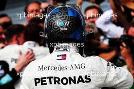 Valtteri Bottas (FIN) Mercedes AMG F1 watches team mate Lewis Hamilton (GBR) Mercedes AMG F1 celebrate in parc ferme. 02.09.2018. Formula 1 World Championship, Rd 14, Italian Grand Prix, Monza, Italy, Race Day.
