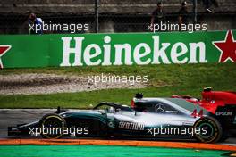 Kimi Raikkonen (FIN) Ferrari SF71H and Lewis Hamilton (GBR) Mercedes AMG F1 W09 battle for the lead of the race. 02.09.2018. Formula 1 World Championship, Rd 14, Italian Grand Prix, Monza, Italy, Race Day.