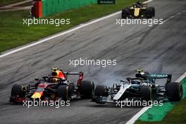 Max Verstappen (NLD) Red Bull Racing RB14 and Valtteri Bottas (FIN) Mercedes AMG F1 W09 battle for position. 02.09.2018. Formula 1 World Championship, Rd 14, Italian Grand Prix, Monza, Italy, Race Day.